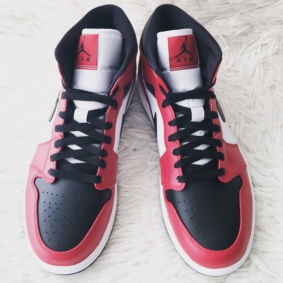 NIKE AIR JORDAN 1 MID ‘CHICAGO BLACK TOE’ SNEAKERS - Picture 6 of 15